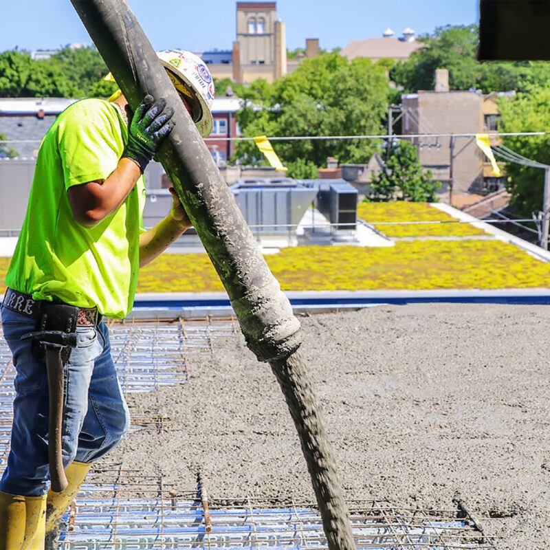 leopardo construction worker concrete pour